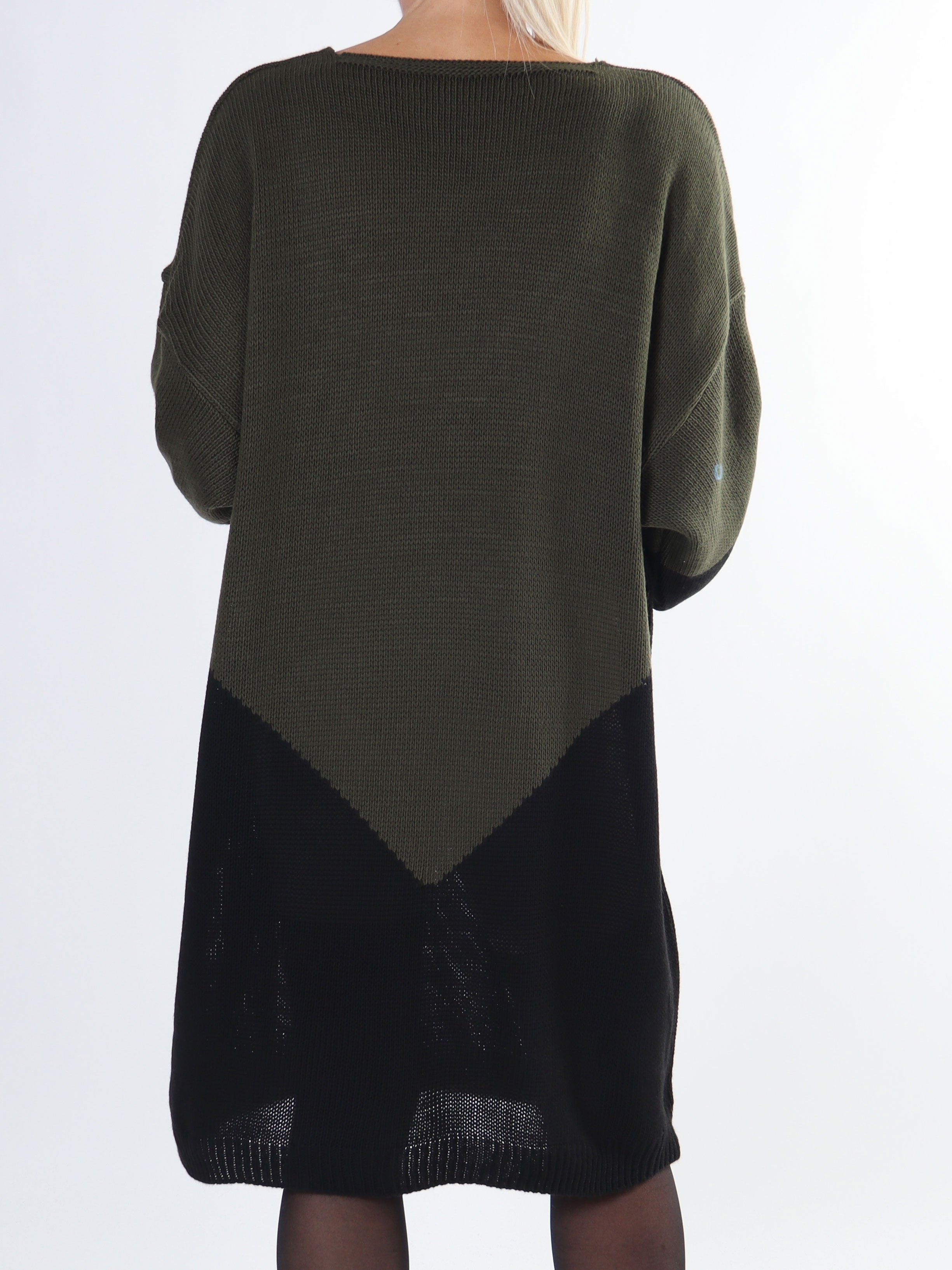 Palermo - Tvåfärgad stickad klänning i plus size med stående amour